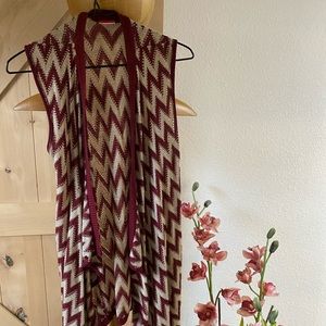 Buckle brand sleeveless shawl